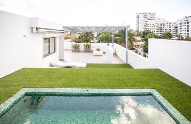 MODERN 4Bdr house w/Jacuzzi, Terrace & BBQ at BV, Santo .