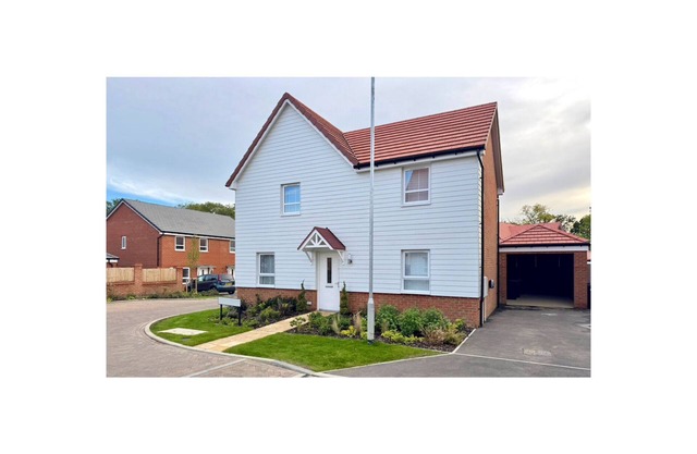 Modern 4BR House – Super-King En-suite, Garden, TVs in Every Room, Parking