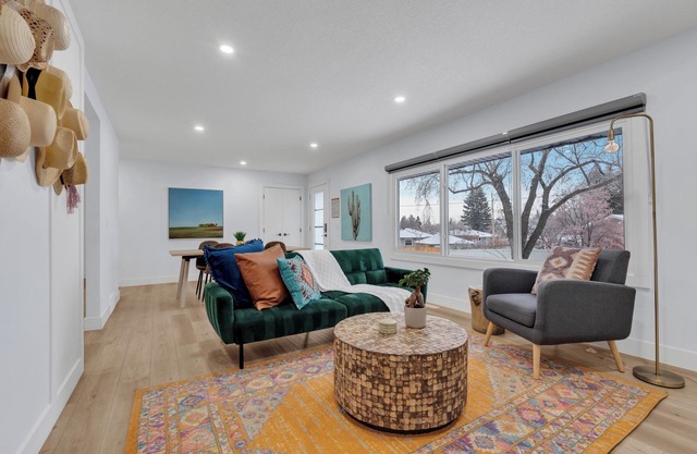 Modern 4BR | Main Floor King | Central + Parking, Stampede In Calgary