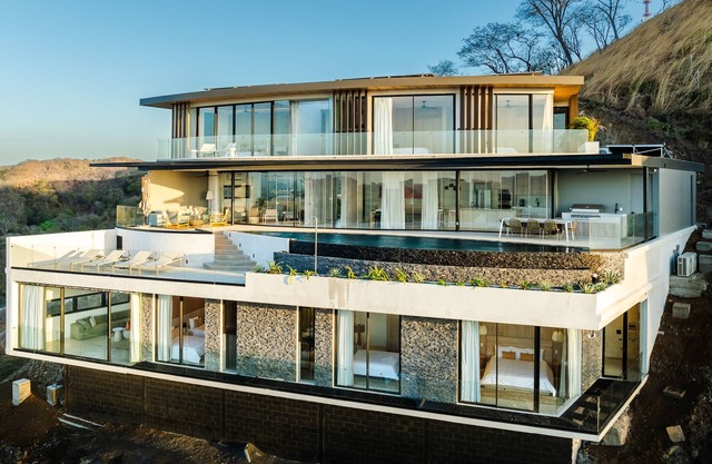 Modern 6 BR Ocean View Villa with pingpong table, daily breakfast & cleaning