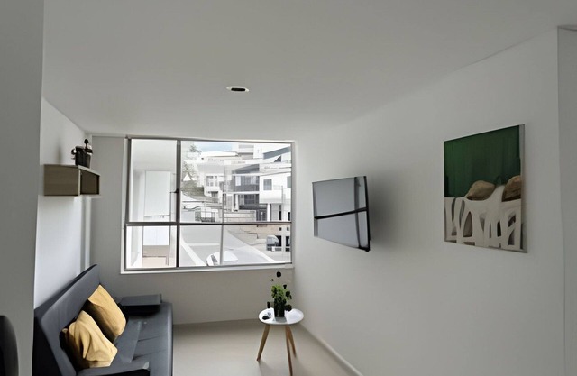 Modern and Comfortable Near Cable Plaza