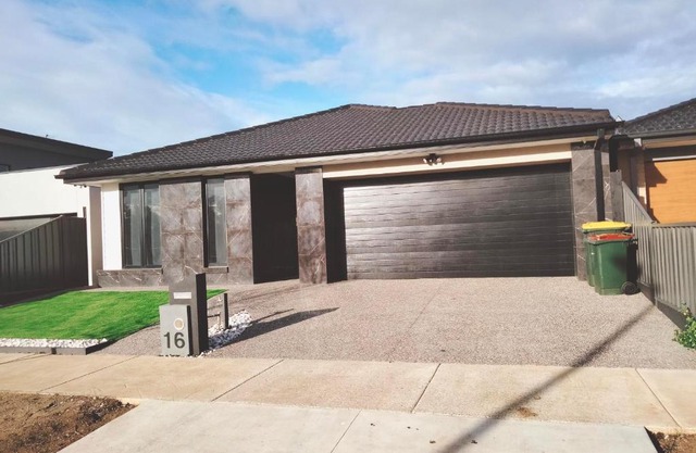 Modern and cosey 4 bedroom house walk to beach