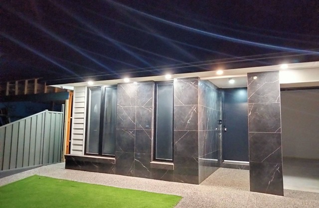 Modern and cosey 4 bedroom house walk to beach