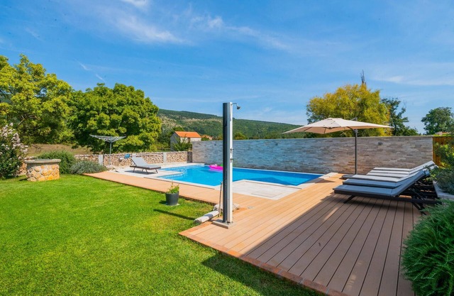 Modern and family-friendly holiday home with very well-kept garden and swimming pool.