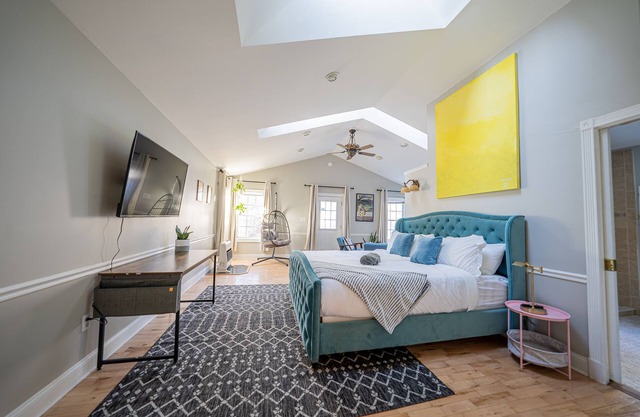 Modern Antique 5BR Home w/Expansive Master Suite