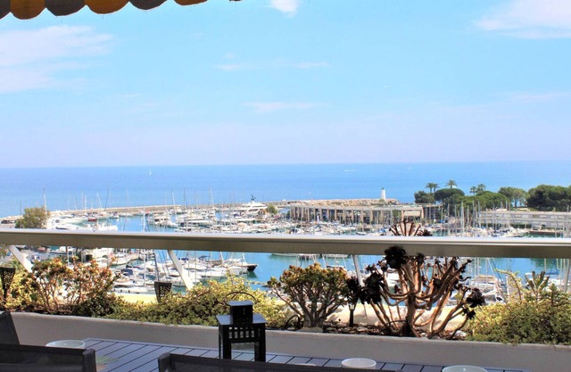 Modern Apartment for 4 with AC and Parking, Villeneuve-Loubet Beach