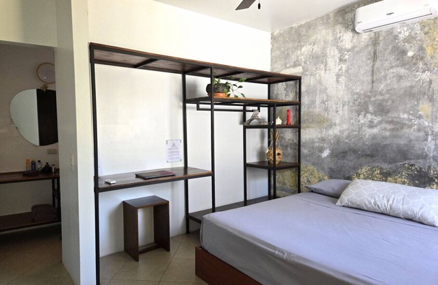 Modern Apartment. In Town, Peaceful with A/C and Hot Water