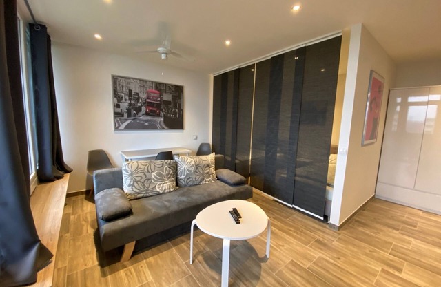 Modern apartment Duisburg for up to 3 people, with balcony for fitters and vacationers