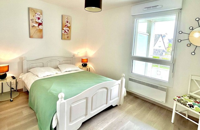 Modern apartment in Étel, near beach, 2 rooms with private parking