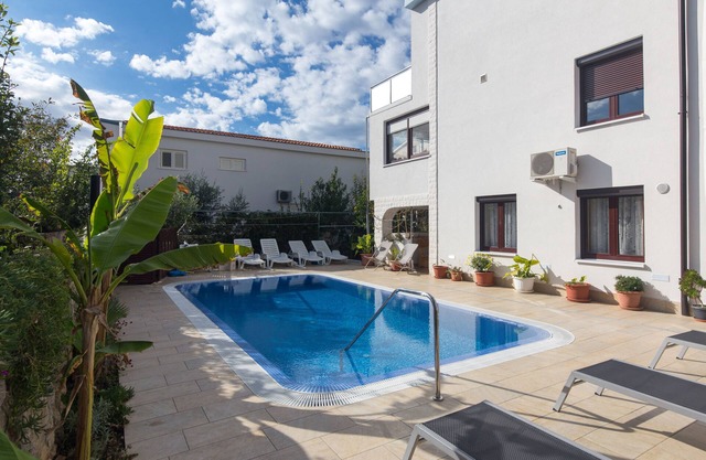 Modern apartment Koralj with Pool No. 2
