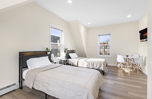 Modern Apartment near Bus Stop!