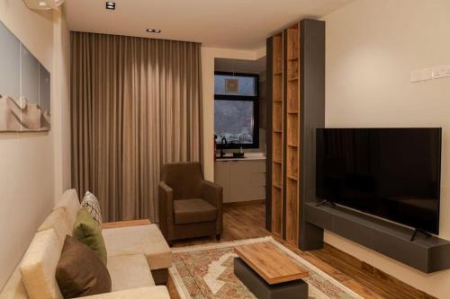 Modern Apartment with Mountain View & Jacuzzi - Room with private bathroom in a flat