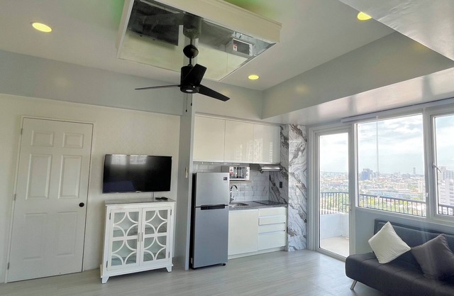 Modern apartment with AC, WiFi, fitness room, ideal for remote work.