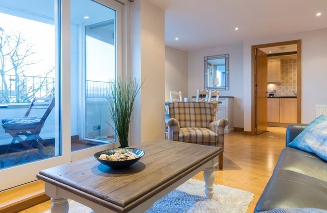 Modern apt, amazing Harbour views, wifi & Parking