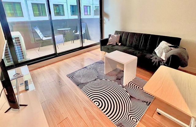 Modern Apt with Pool+Sauna & Gym