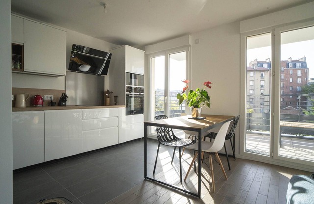 Modern Apt With Balcony Near Paris