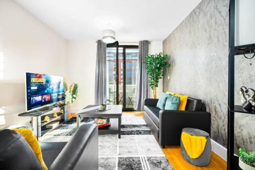 Modern Arcadian Centre Apartment By Azura Nights