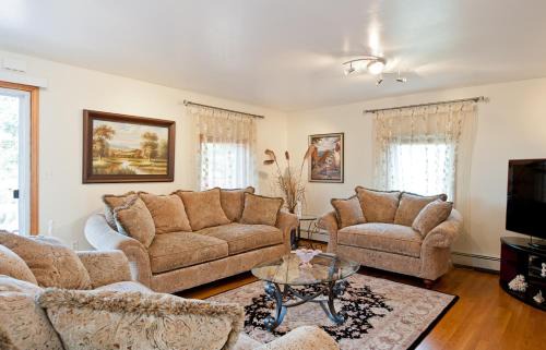 Modern Beautiful Apartment-5 Beds-Full Kitchen-Parking-Super Clean-Great for Groups