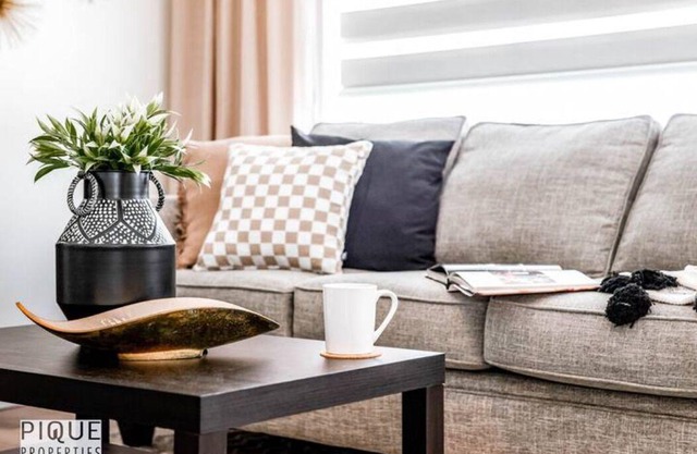 Modern Bright - NEW Home - Fireplace - NETFLIX - Sleeps 10n