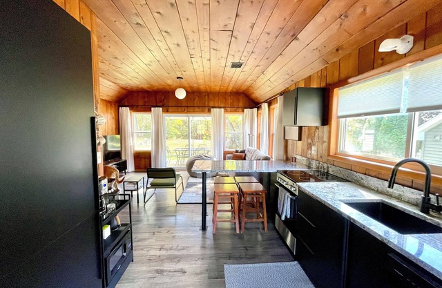 Modern Cabin Higgins Lake; walk to Hiking, XC Ski, River, Town, near golf + ORV