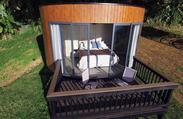 Modern cabin on a world famous Kona Coffee farm with AC, WiFi. Unit 1