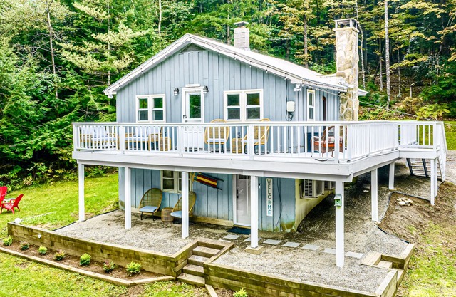 Modern Chalet w/Serene Views and Jacuzzi Hot Tub- 15 Minutes to Okemo Mountain