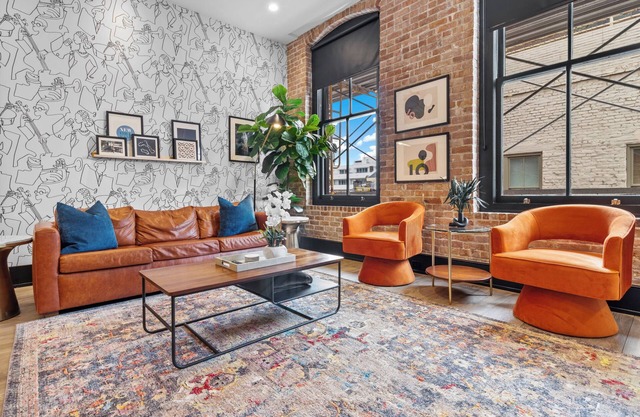 Modern Comfort Downtown– Pool, Gym, Game Room, Luggage Lockers & More