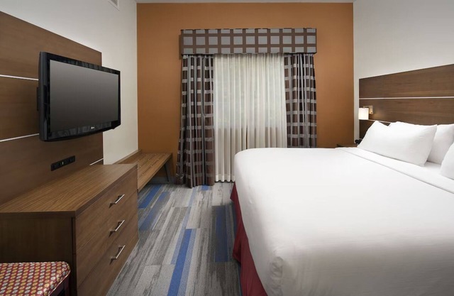Modern Comfort & In-Room Amenities l Close to Charlottesville Highlights