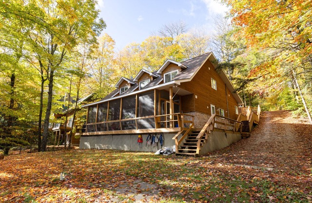 Modern cottage escape in Muskoka