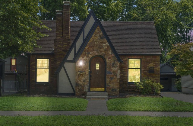 Modern Cottage w/King Bed + Mins to TU or Expo Square