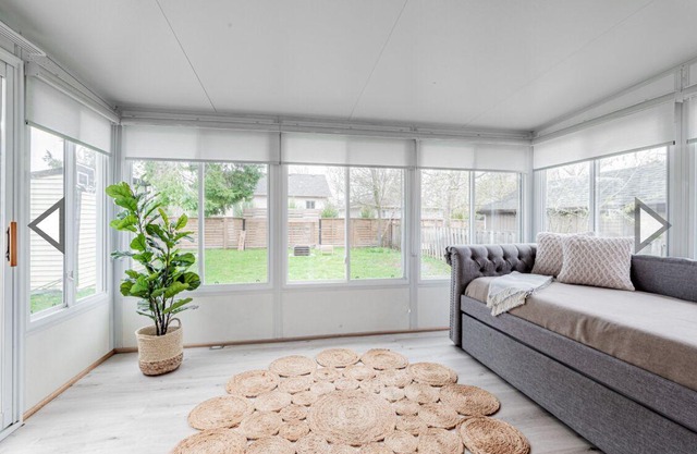 Modern Cozy Cottage 2mins from lake/family friendly w fire pit! 1hr from Toronto