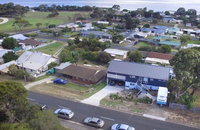 Modern efficiently-designed Two-Bedroom Apartment Meningie