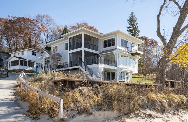 Modern Elegance on Lake Michigan