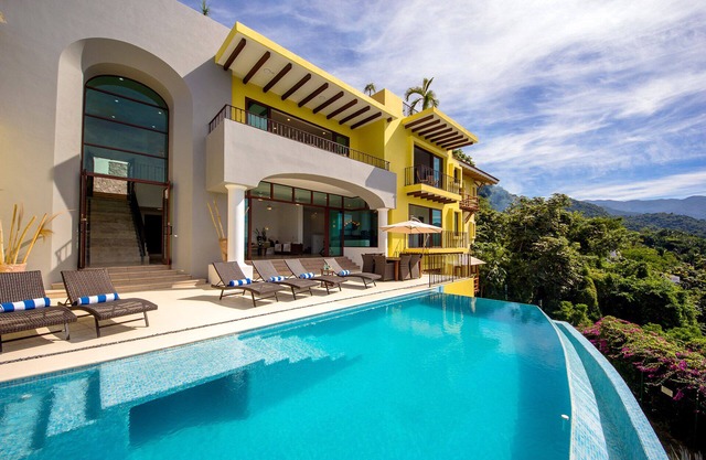 MODERN, ELEGANT W STUNNING VIEWS, PRIVATE POOL & STAFF