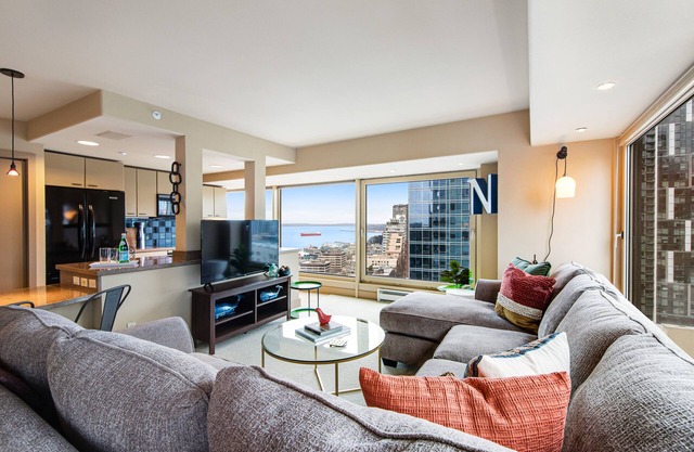 Modern escape with amazing views, pool/hot tub access, & sound system - Dogs OK