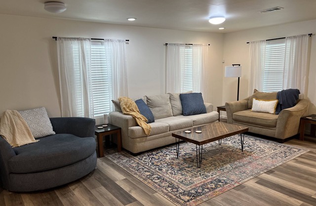 Modern Family Oasis ~ Mins to Hospital/VA, Parking