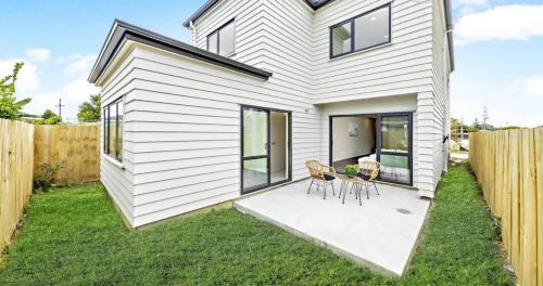 Modern Family Retreat Near Auckland City & Airport