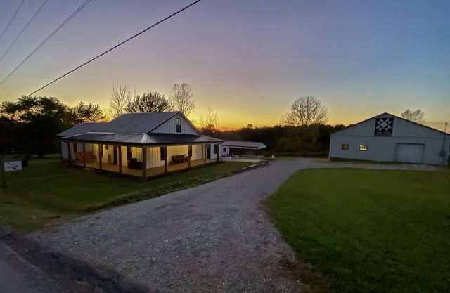 Modern Farmhouse, 3 bedrooms, 2 full baths, sleeps 8