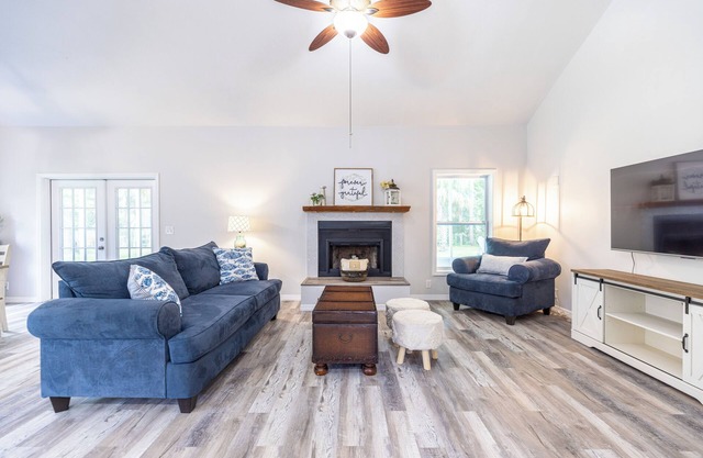 Modern Farmhouse 4BR w/Fenced Huge Yard/Family and Dog Friendly/15 min to Beach