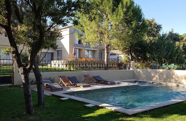 Modern farmhouse in Uzés, heated swimming pool, sauna jacuzzi and gym