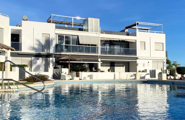 Modern flat with swimming pool, terrace and equipped solarium