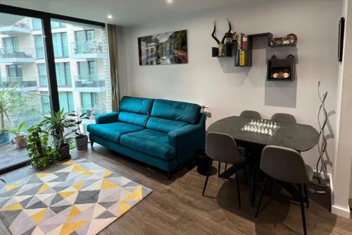 Modern Flat With Spa & Gym In Prime Location