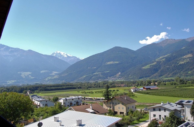 Modern furnishings - Parterre balcony - close to the center - connection - bus-train