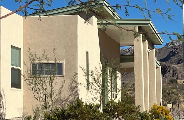 Modern guesthouse on 11.5 amazing desert view acres.