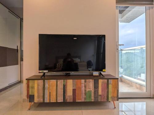 Modern Hill-View Studio - Work-Friendly - Pashan