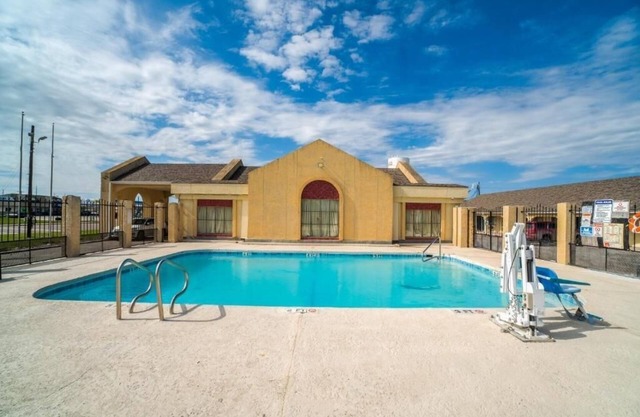 Modern King Room Near Aquarium + Free Parking, Pets Allowed