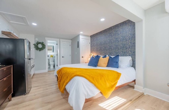 Modern King Studio ~ Peaceful Setting