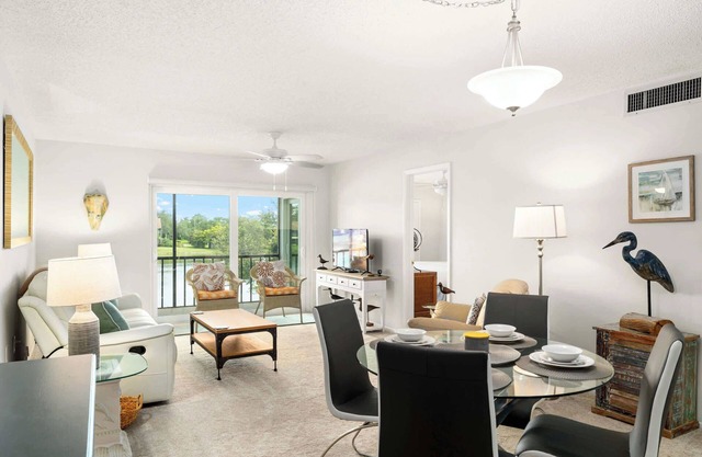 Modern Lakeside Condo 🌅 | 2 Bed, 1 Bath | Oldsmar, FL