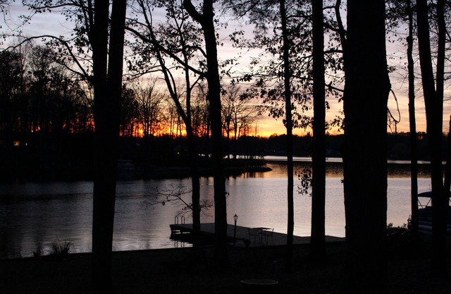 Modern Lakeside Vacation Getaway With 65" Hdtv And Large Entertainment Room