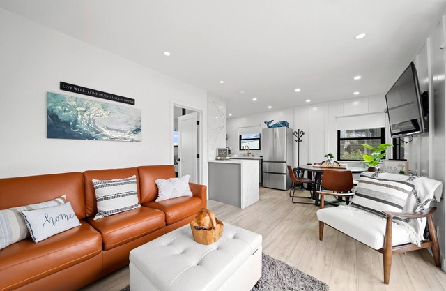 Modern Loft in Carlsbad Village steps to beach (Tesla Charger available)